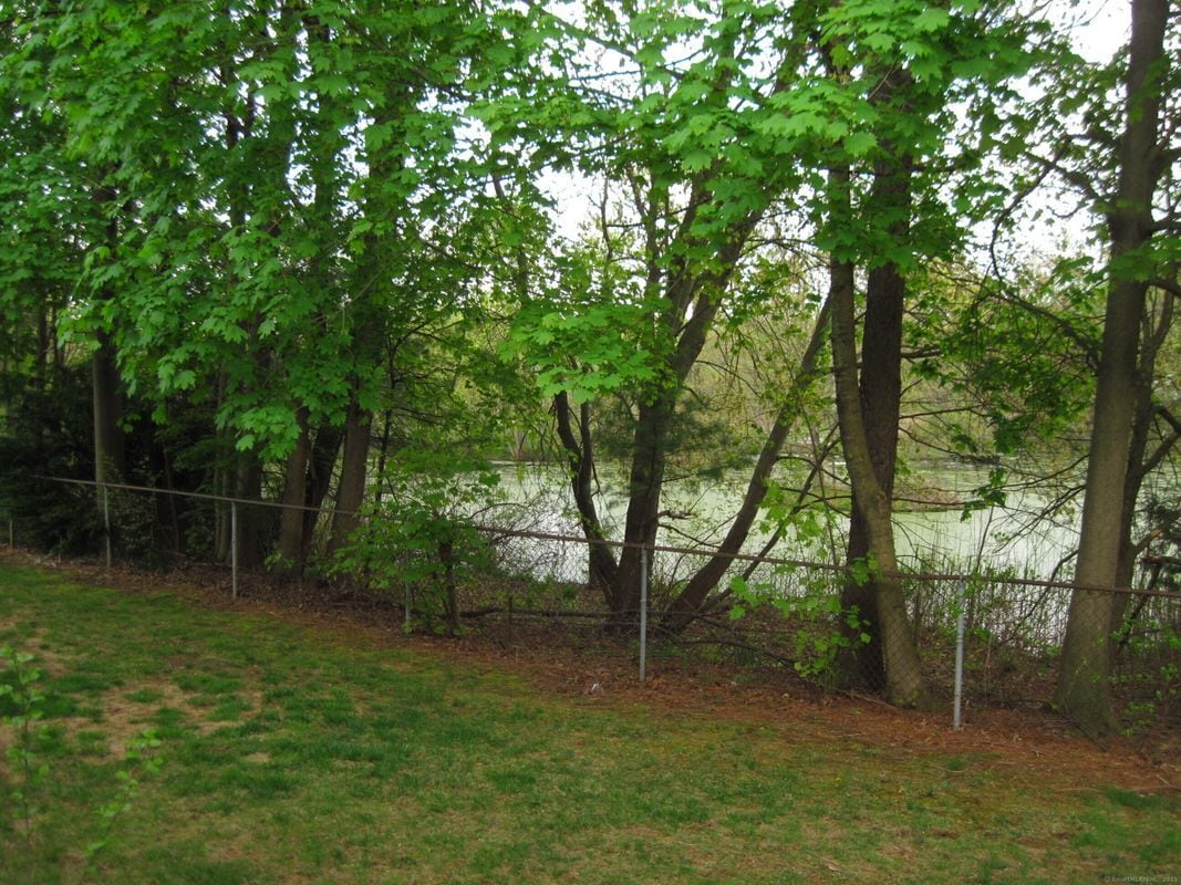 Building Photo - 11 Camelot Dr