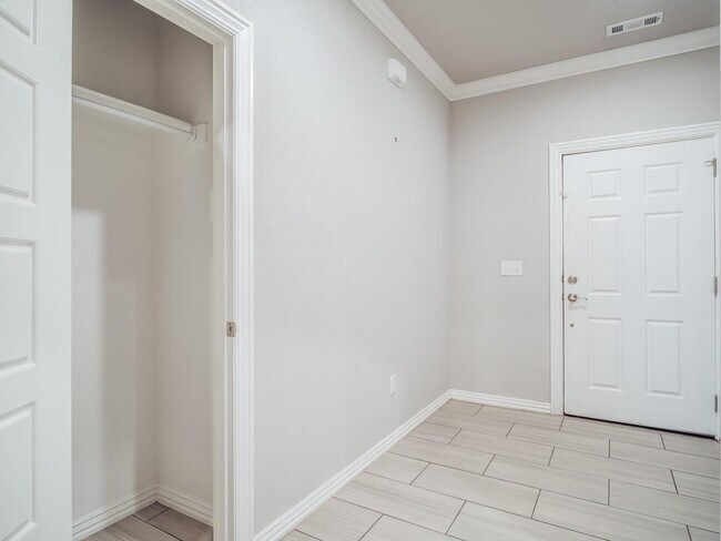 Building Photo - 401 Holly St