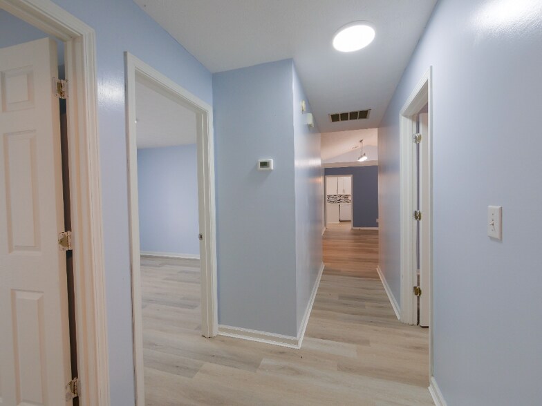 Building Photo - 2218 Willow Crest Cir