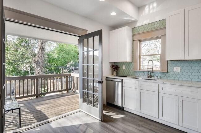 Building Photo - $400 Move In Special: Beautifully Updated Midtown Studio Apartment Walking Distance to Piedmont P...