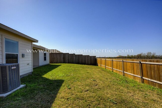 Building Photo - 2221 Meadow Dr