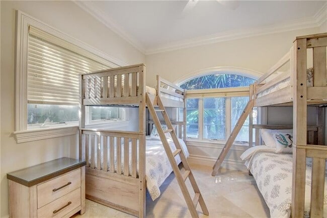 Building Photo - 1320 S Lakeside Dr