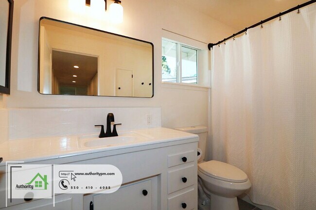 Building Photo - 1225 Manzanita Hills Ave