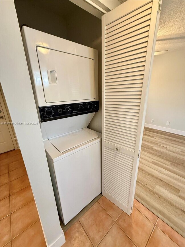 Building Photo - 3864 Carambola Cir N