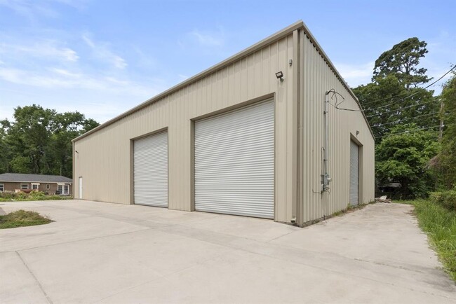 Building Photo - 1903 Pinewoods Way