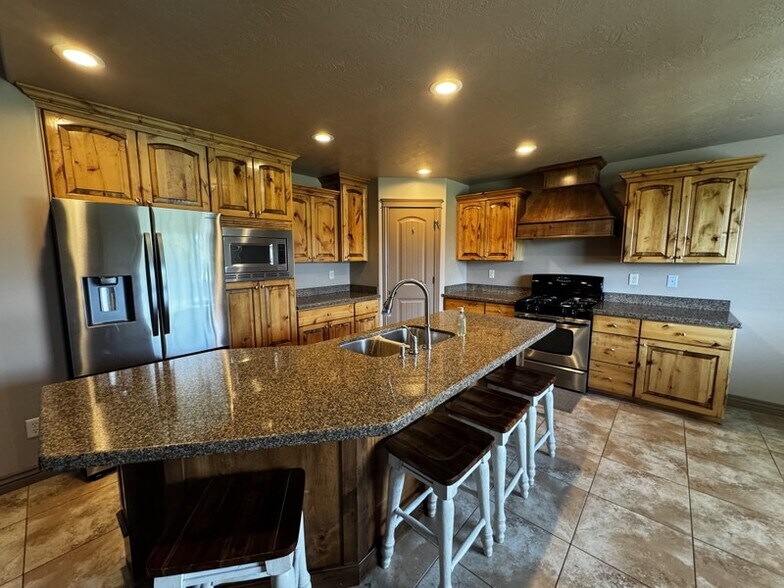 Building Photo - 985 W 8000 S