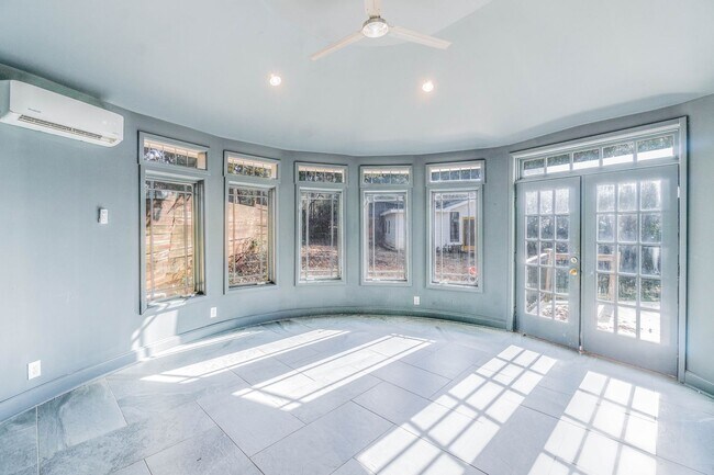 Building Photo - Newly Updated 4/3 in Howell Station w/ Ful...