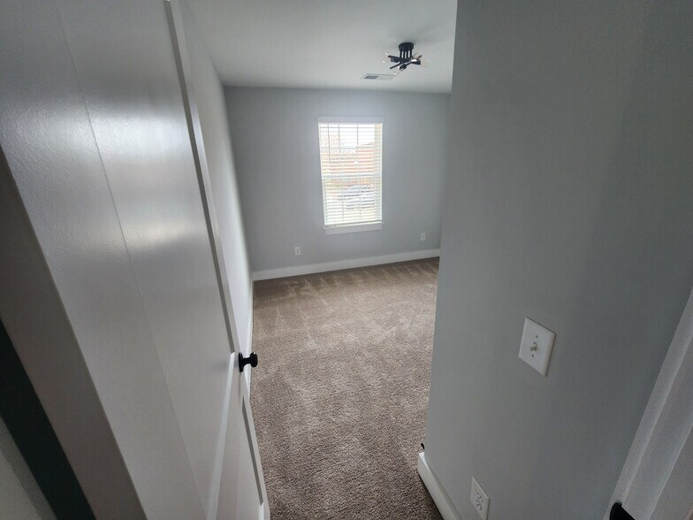 Building Photo - Room in Townhome on St James St NW