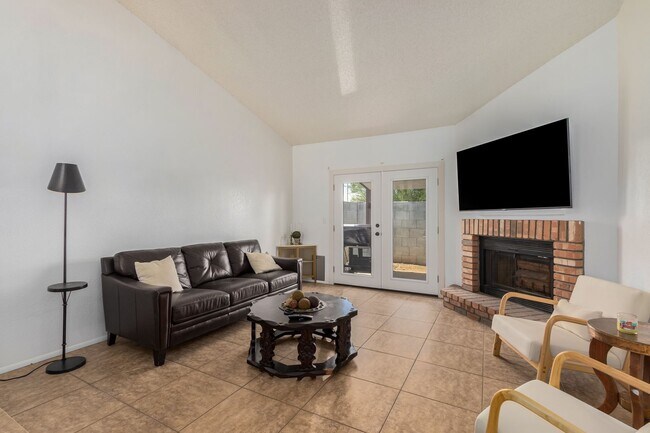 Building Photo - 3-Bedroom Furnished Townhouse with Private...