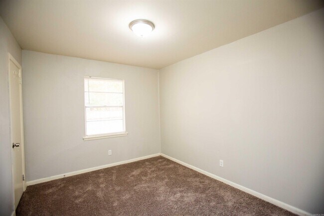Building Photo - 10 Timber Ln