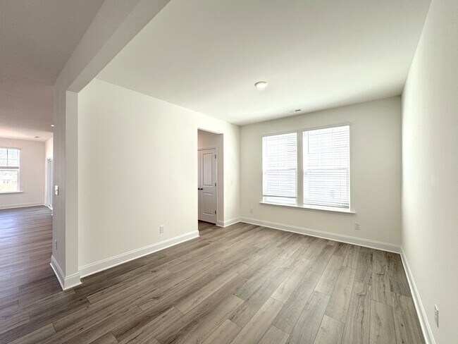 Building Photo - 282 Creekhaven Dr