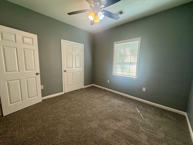 Building Photo - 4bedroom with Master on the Main!