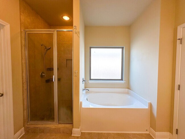 Building Photo - Well maintained 4 bedroom home with 2 car garage