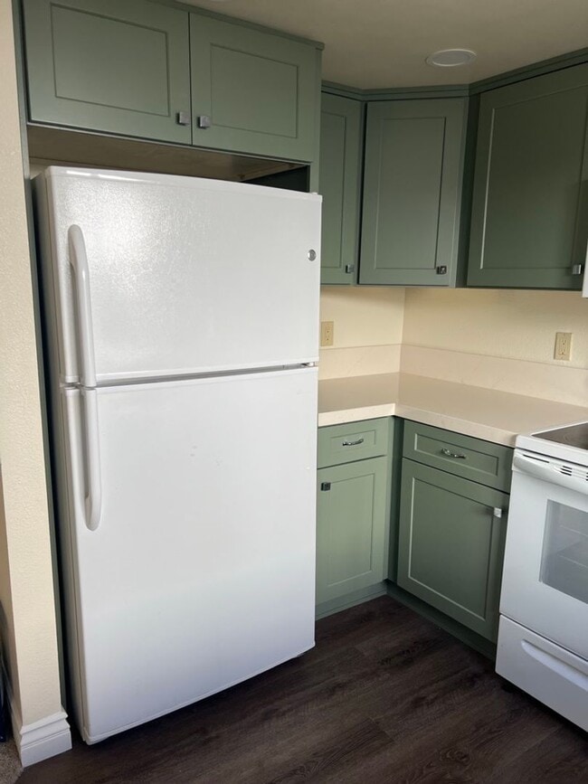 Building Photo - Meticulously maintained condo - 2 main bed...