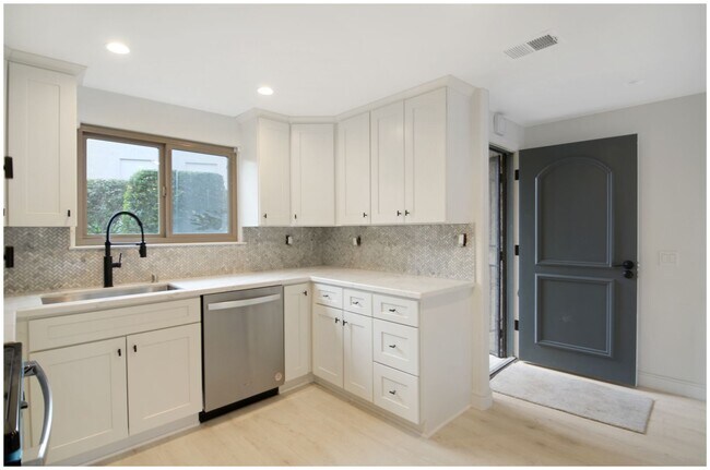 Building Photo - GORGEOUS VIEW CONDO ON THE GOLF COURSE!!!