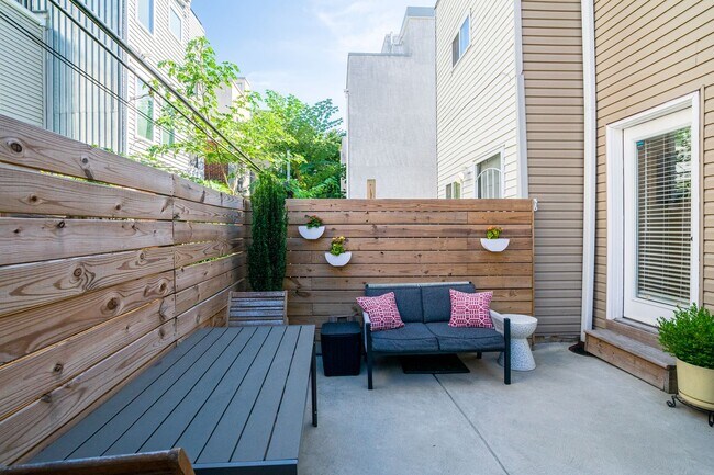 Building Photo - Two Bedroom Point Breeze Home