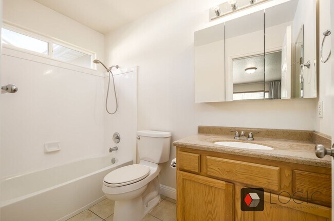 Building Photo - Stunning Single Family Home In Excellent L...