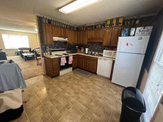 Building Photo - 2 Bedroom Apartments/Townhomes in Five Points!