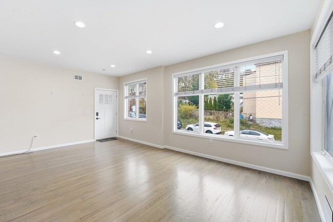 Building Photo - 5103 Meadowview Ave