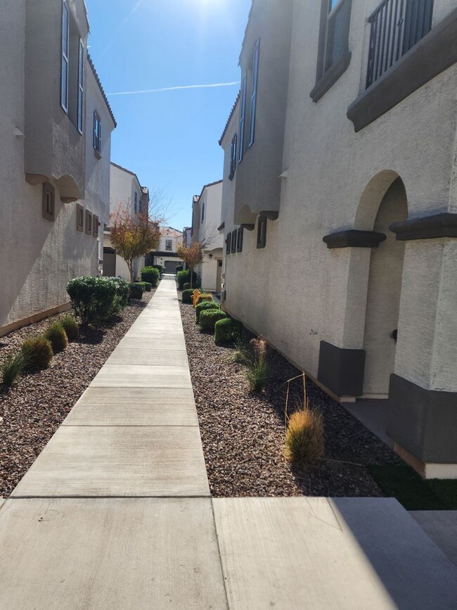 Building Photo - 3 Bedroom Townhome in the Fincher Fields C...