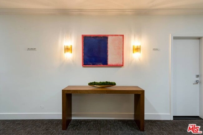 Building Photo - 838 N Doheny Dr