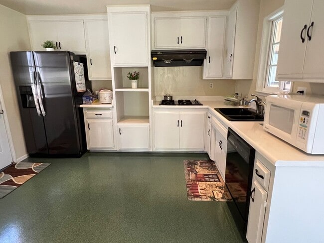 Building Photo - 3 Bedroom 2 Bath Well Kept Traditional Hom...