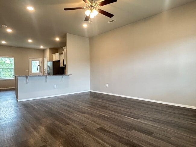 Building Photo - 949 E Sparrow Cir