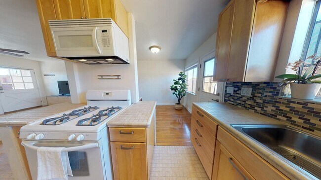 Building Photo - 3214 Vancouver Ave