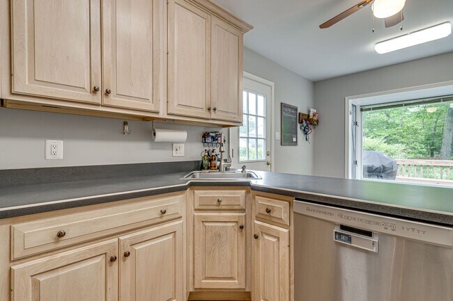 Building Photo - Spacious 4-bedroom home in West Springfield!