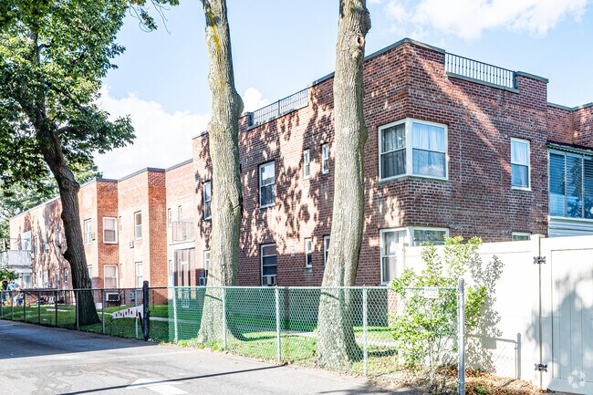 Building Photo - Lawrence Woods