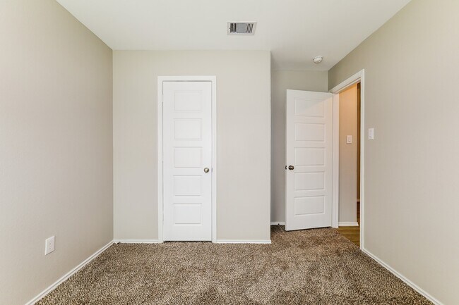 Building Photo - 334 Jewett Meadow Dr