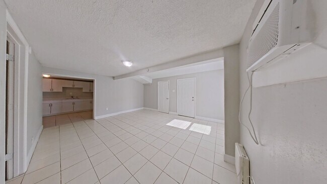 Building Photo - Unique 4/2 with In-law Apartment