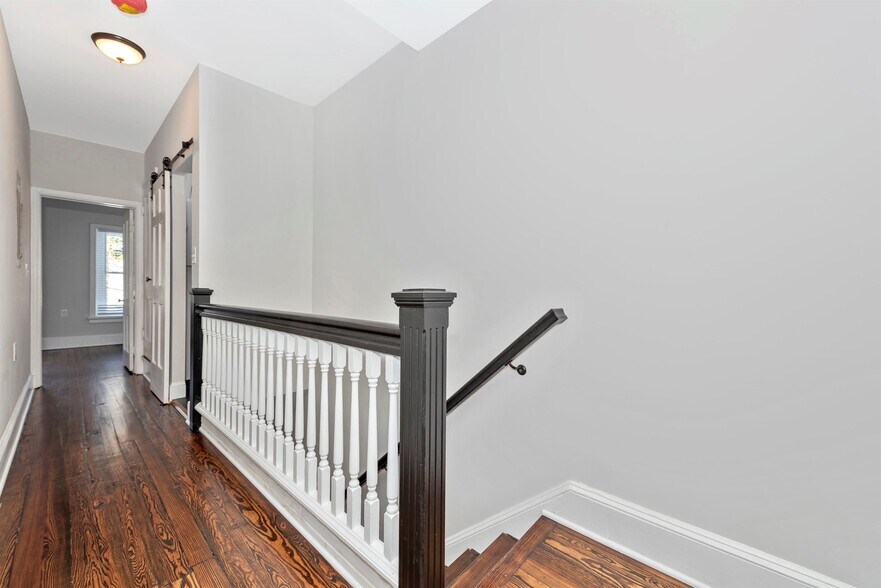 Building Photo - 6 W 4th St