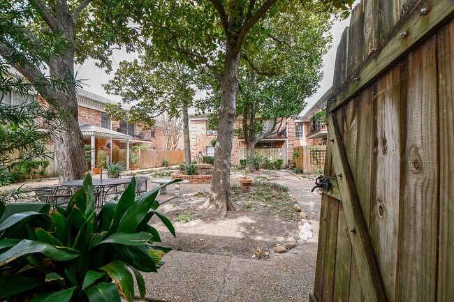 Building Photo - 2822 Briarhurst Dr