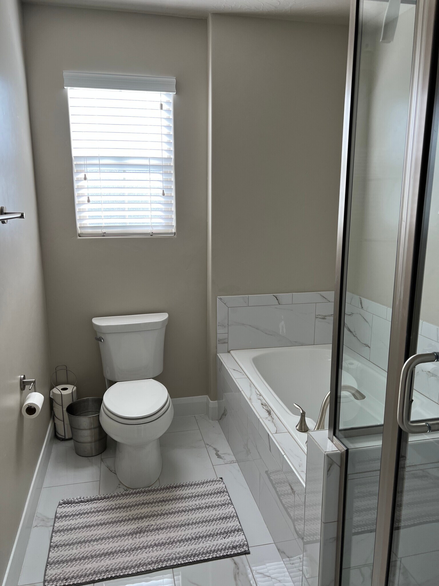 Building Photo - 1911 E Fiesta Ln