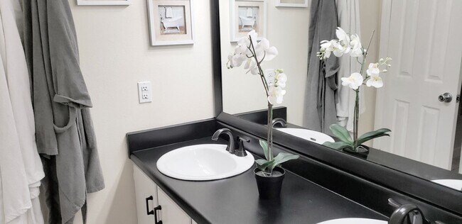 Building Photo - Beautiful  Furnished 1/1 condo x Rent  in Winter Park Next to Full Sail University !