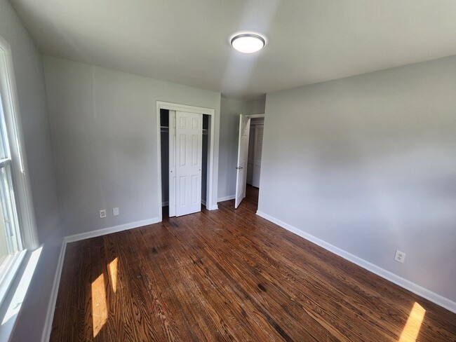 Building Photo - Beautiful 3 bedroom 1 bath with attached g...