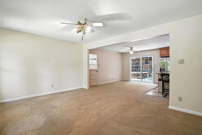 Building Photo - Charming 3BR 1 BTH Home with Inground Pool...