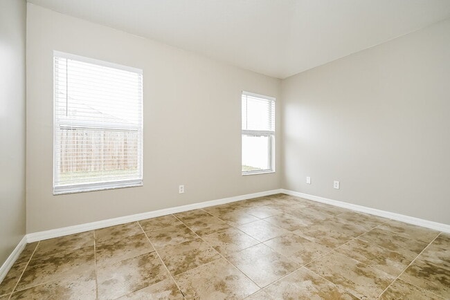 Building Photo - 4233 Hartford Lake Dr