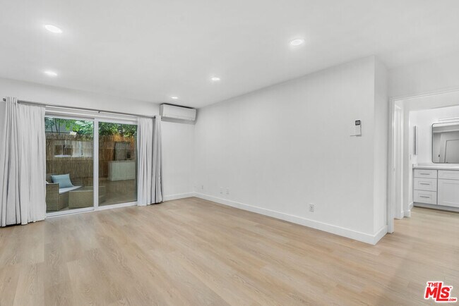 Primary Photo - 9005 Cynthia St