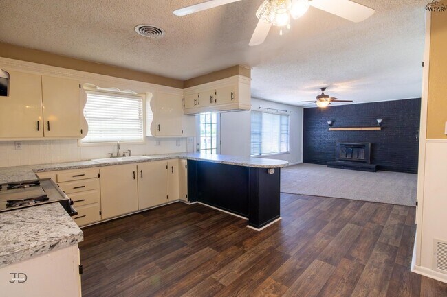 Building Photo - 501 W Texas Ave