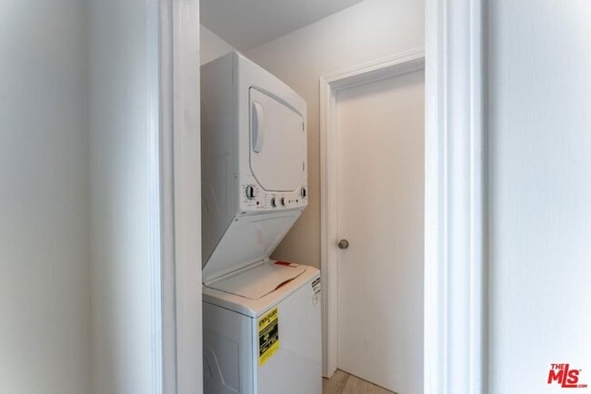 Building Photo - 10708 1/2 Moorpark Street Unit