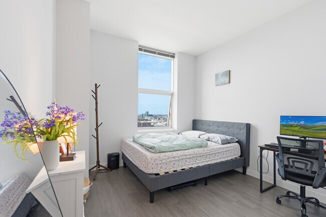 Building Photo - 1000 S Clark St