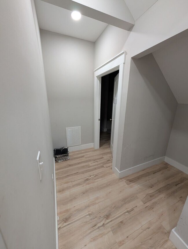 Building Photo - Beautiful home 3 minutes from ETSU!