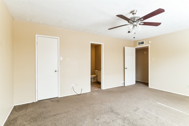 Building Photo - 5514 Edgebrook Forest Dr
