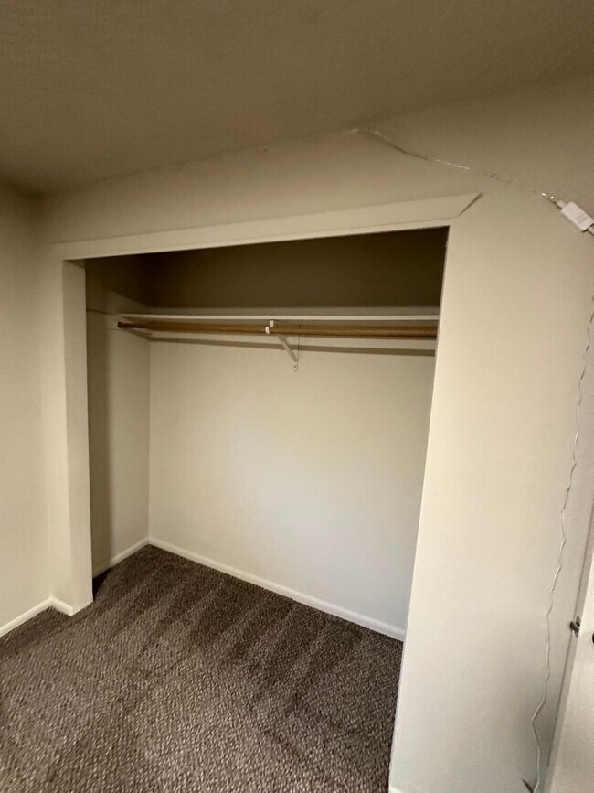 Building Photo - Bench Location Just Minutes to Downtown and BSU!