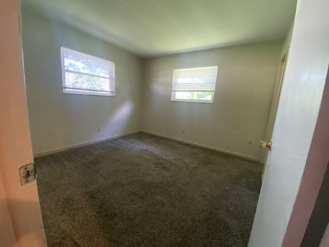 Building Photo - 3 Bedroom, 2 Bathroom Home on Bloomington's Westside