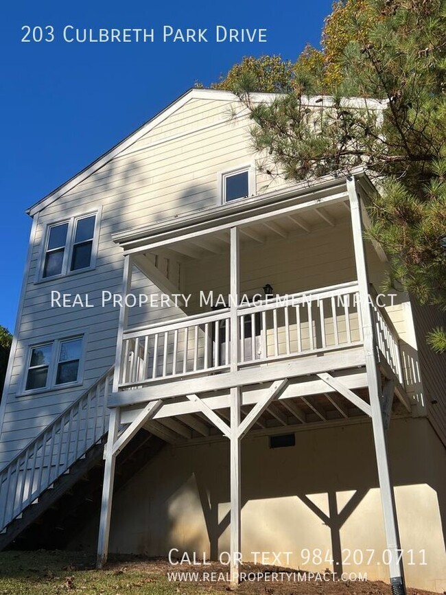 Primary Photo - 3 Bedroom 1.5 Bath Hill Top Retreat minute...