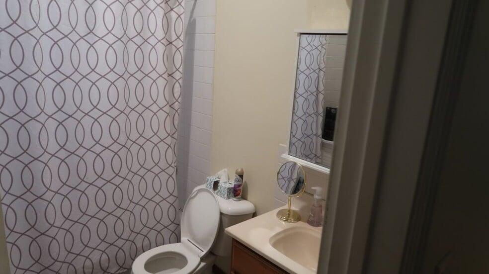 Building Photo - 1411 W Erie St