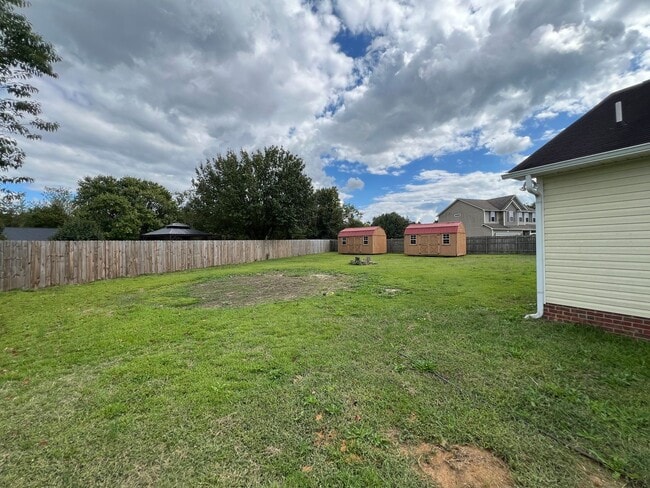 Building Photo - 4 Bed 2 Bath Raeford Home with Fenced Backyard